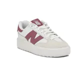 Championes New Balance modelo CT302, color blanco con detalles en borgoña.