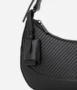 Cartera tipo baguette color negro, confeccionada en material sintético con textura en relieve. Tiene correa de hombro ajustable y cierre de cremallera.