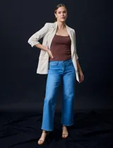 Blazer rojo de crepe marca Tahari, con cuello con solapa y abertura central. Tiene mangas 3/4 regulables con presilla y botón, bolsillos delanteros y forro interno.
