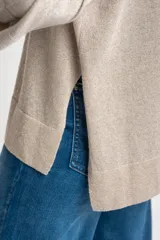 Sweater color cobre brillante, de tejido de punto con lurex, corte oversize, cuello redondo y mangas 3/4 con volados.