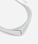 Gargantilla rígida plateada con forma triangular orgánica y cierre de langosta ajustable.