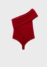 Body negro de terciopelo con diseño asimétrico, hombros descubiertos y cierre de botones a presión en la parte inferior.