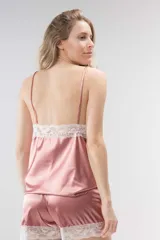 Pijama de satén elastizado color champagne, compuesto por musculosa con escote en V y detalle de puntilla elastizada, y short con elástico en la cintura y terminación con puntilla.