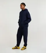Hoodie masculino de algodón con felpa, color azul marino, de corte relaxed, con capucha ajustable, bolsillo canguro y manga larga.