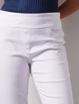 Pantalón negro de gabardina elastizada con pretina ancha elastizada, bolsillos delanteros simulados, bolsillos traseros aplicados y ruedo calado.
