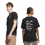 Remera negra de manga corta Adidas con estampado de Shmoo en el pecho.