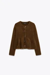 Chaqueta marrón de tejido de punto con cuello redondo, manga larga, bajo peplum y cierre frontal con botones.