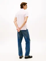 Chomba Tommy Hilfiger color rosa claro, corte slim fit, con cuello clásico, cartera de dos botones y logo bordado en el pecho.