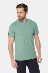 Remera celeste de manga corta con cuello redondo y bordado pequeño en el pecho. Corte clásico.