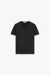 Camiseta negra de algodón con efecto lavado, corte regular fit, cuello redondo y mangas cortas.