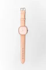 Reloj de pulsera color naranja con caja cuadrada y correa de cuero sintético.