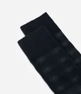 Medias de caña larga color negro con estampado de cuadros.