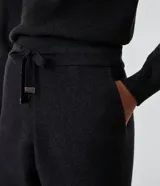 Pantalón jogger negro de punto con cintura elástica ajustable con lazo.