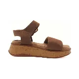 Sandalias marrones con plataforma de corcho, tira ancha sobre el empeine y pulsera al tobillo con hebilla dorada.
