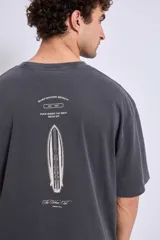 Remera gris oscuro de corte holgado con estampado pequeño en el pecho.