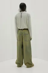 Pantalón de jean celeste con efecto desgastado, corte holgado, tiro bajo y cinco bolsillos.