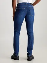 Jeans de corte slim tapered, color azul oscuro, con tiro medio, cinco bolsillos y cierre con cremallera.