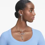 Colgante con cadena plateada y dos aros entrelazados, uno plateado liso y otro plateado con pavé de cristales blancos.