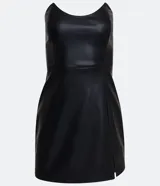 Vestido corto negro de material sintético con escote recto y abertura lateral.