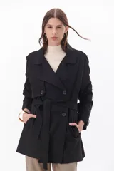 Trench de gamuza color marrón, con corte largo y diseño clásico.