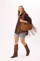 Bolso marrón de símil gamuza con flecos largos, estilo boho.