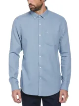 Camisa celeste de manga larga con textura waffle, cuello abotonado, bolsillo en el pecho y logo bordado.