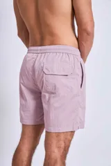 Short de baño celeste con cintura elástica y cordón ajustable.
