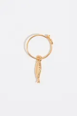 Par de aros dorados tipo argolla con dije colgante en forma de pez.