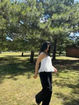 Top blanco sin mangas con textura plisada y corte holgado.