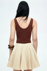 Musculosa marrón de punto fino, entallada, con escote en U en la parte delantera y trasera.