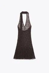 Vestido corto marrón de encaje semitransparente con cuello halter, escote pico, foulard integrado y tachas decorativas.