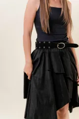 Pollera corta asimétrica de gamuza color marrón, con volados superpuestos y cintura elastizada. Incluye short interno.