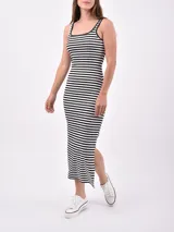 Vestido midi ajustado al cuerpo, con estampado a rayas horizontales blancas y negras, breteles finos negros y escote recto.