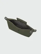 Bolso de hombro Longchamp modelo Le Pliage Xtra de tamaño mediano, color verde oscuro liso. Presenta un diseño estructurado con solapa frontal y cierre a presión.