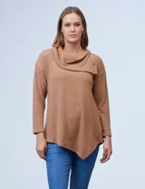 Buzo de tejido soft con cuello volcado y aplique de botones, de terminación asimétrica.