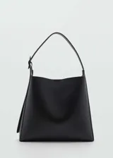 Bolso negro tipo shopper con asa corta ajustable y asa larga ajustable y desmontable. Tiene cierre de imán interior, bolsillo interior con cremallera y hebilla decorativa.