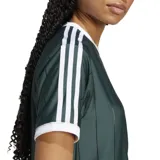 Remera Adidas Adicolor Classics con corte holgado, cuello redondo acanalado y mangas cortas con puños acanalados. Diseño verde con rayas verticales y las tres tiras blancas características de la marca en los hombros. Logo Adidas bordado en el pecho. Fabricada con materiales 100% reciclados.