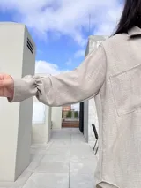 Camisa beige super oversize con efecto nevado.