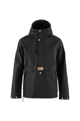Anorak de color gris oscuro con capucha ajustable y cierre frontal, diseño resistente al agua.