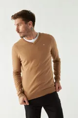 Sweater negro de manga larga con escote en V y logo bordado.