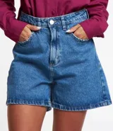 Short mom en jeans azul con barra doblada, tiro alto, bolsillos delanteros y traseros, y cierre con cremallera y botón.