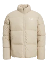 Campera puffer color beige, de manga larga, con cierre frontal completo y puños elásticos, diseñada para brindar comodidad y resistencia al viento.