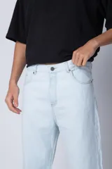 Pantalón de jean gris con efecto lavado, corte mom fit, tiro alto y pierna recta.