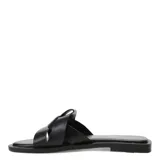 Sandalias planas blancas con tiras anchas cruzadas en la parte delantera.