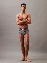 Boxer ajustado con cintura elástica negra con logo Calvin Klein y estampado con el nombre de la marca en blanco y negro.
