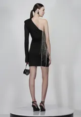 Minivestido negro de fiesta con escote asimétrico de un hombro y flecos metálicos plateados.