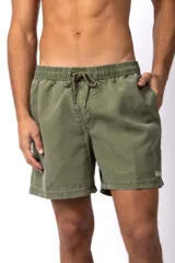 Short de baño color verde oliva desgastado, con cintura elástica y cordón ajustable. Presenta bolsillos laterales y un pequeño parche con logo en el ruedo inferior.