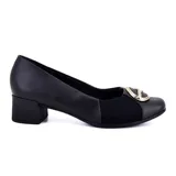 Zapato de cuero negro con taco cuadrado bajo y detalle de elástico en el empeine. Presenta aplique metálico dorado con el logo de la marca.