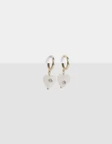 Aros dorados tipo argolla con dije de corazón de piedra aventurina blanca y strass.