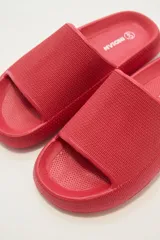 Sandalias tipo ojotas color negro con plataforma.